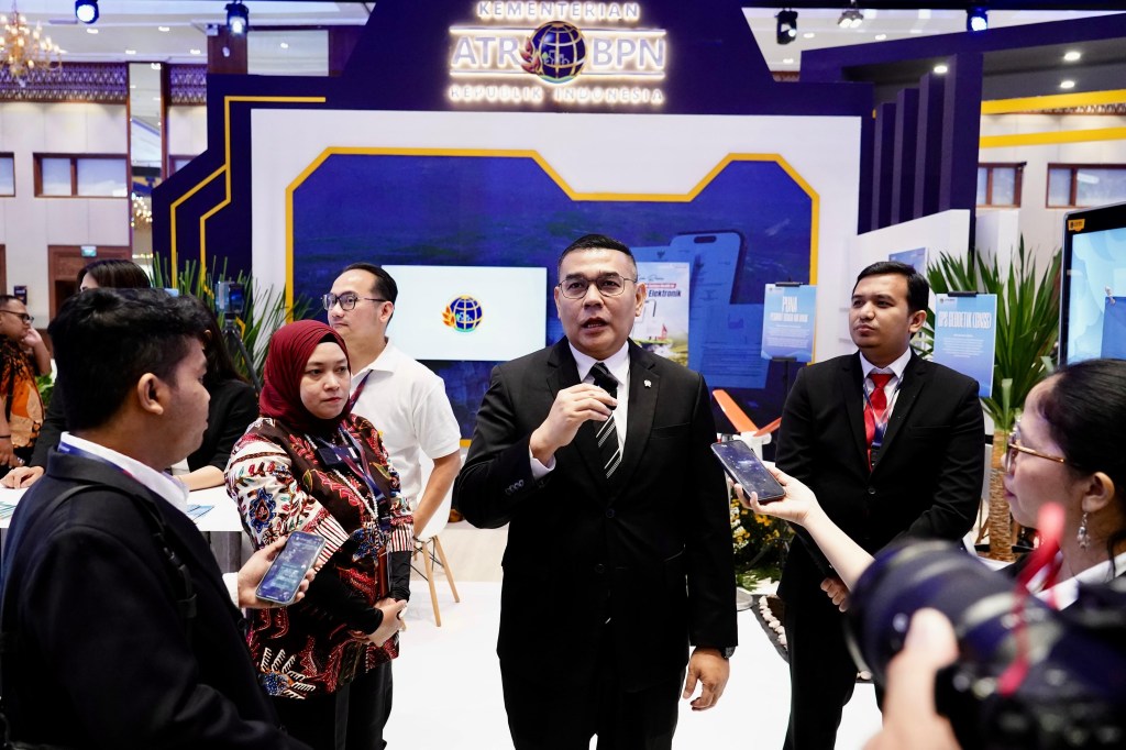 Wamen Ossy Tinjau Booth Kementerian ATR/BPN di ICI 2025, Perkenalkan Peran Strategis dalam&nbsp;Infrastruktur