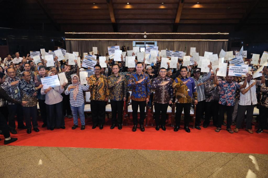 Pemerintah Serahkan 1.120 Sertipikat Tanah untuk Transmigran di Sukabumi, Wamen Ossy: Ini Pengakuan&nbsp;Negara