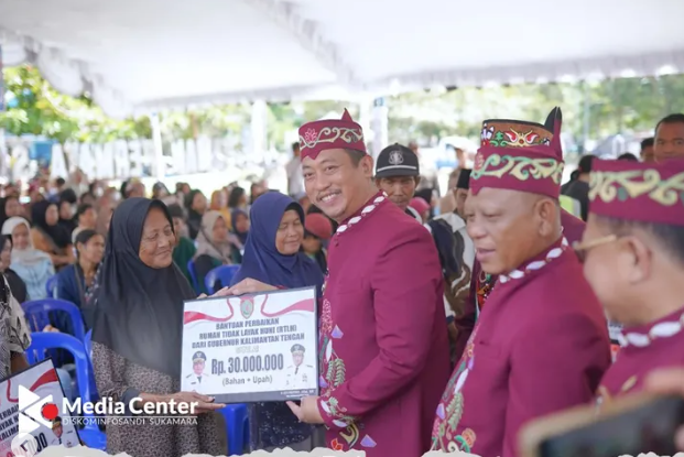 Bupati Sukamara Serahkan Bantuan Sembako Kepada Masyarakat Dalam Kegiatan Pasar Murah Pemerintah Provinsi Kalimantan&nbsp;Tengah
