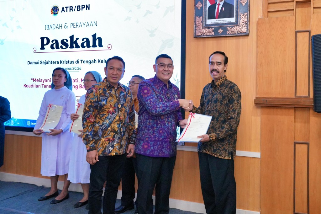 Beri Kejelasan Status Tanah di Momen Paskah, Wamen Ossy Serahkan Sertipikat Gereja yang Berdiri sejak 1853 di&nbsp;Kudus