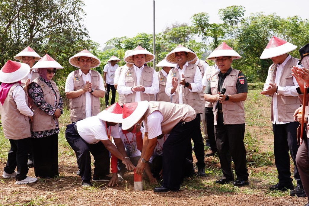 Di Momen Pencanangan GEMAPATAS 2025, Menteri Nusron: Semua Masyarakat Wajib Pasang&nbsp;Patok