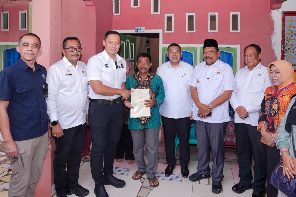 Bersama Menko AHY Serahkan Sertipikat Tanah untuk Rakyat di Bengkulu, Wamen Ossy Apresiasi Peran Pemerintah&nbsp;Daerah